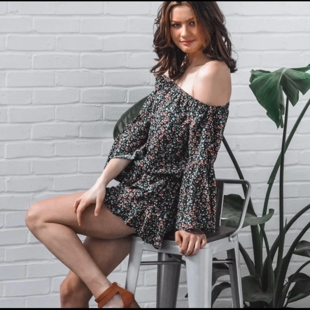 NWT Boutique Sexy Off the Shoulders Floral Romper With Angel Arms SIZE LARGE